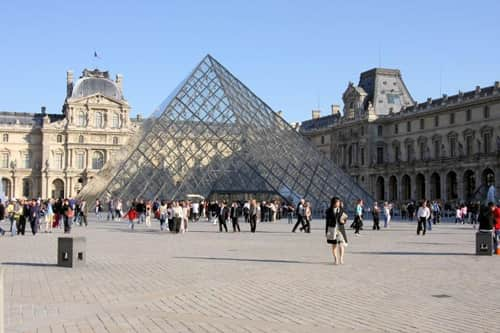 Piramide (het Louvre)