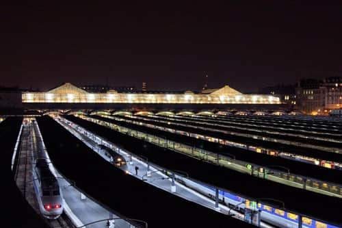 Gare de l'Est bij avond (uitzicht vanuit hotelkamer)